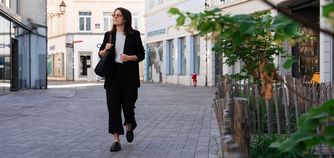 Femme active d'une quarantaine d'années, souriante et dynamique en ville, illustrant la vitalité et la confiance retrouvées grâce à une approche de santé durable après 40 ans.